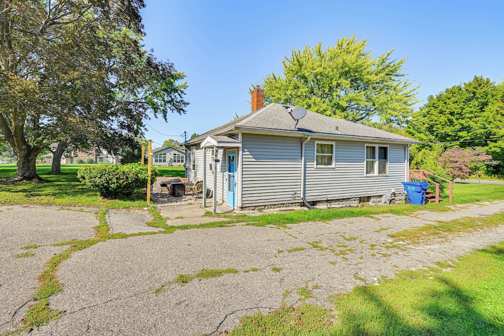 4 Mi to Lake Michigan: Updated Benton Harbor Home!