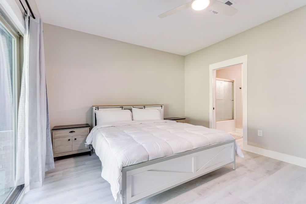 Pet-friendly Pensacola Home: Central Location