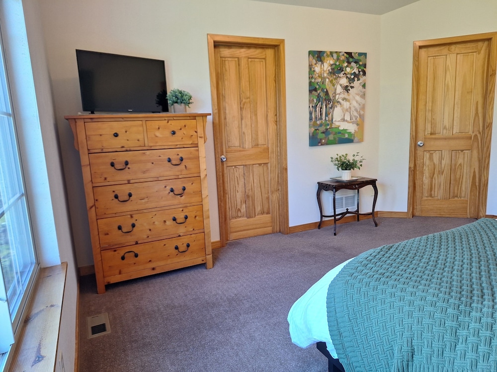 Rigden Retreat Garage, Dog Friendly, Near Trails