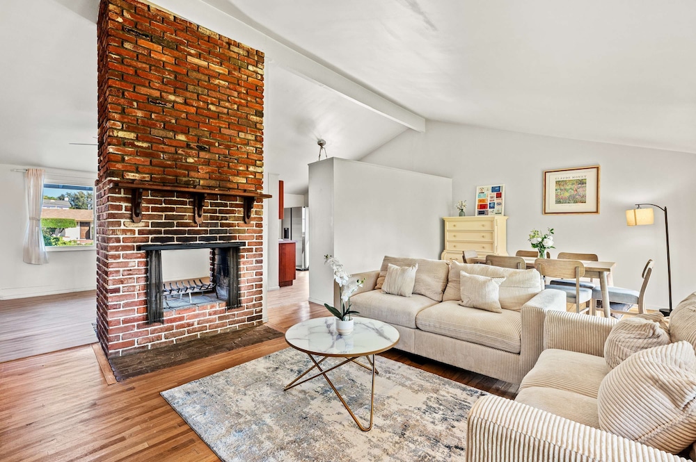 Perfect Family Home With Fireplace Spacious Yard