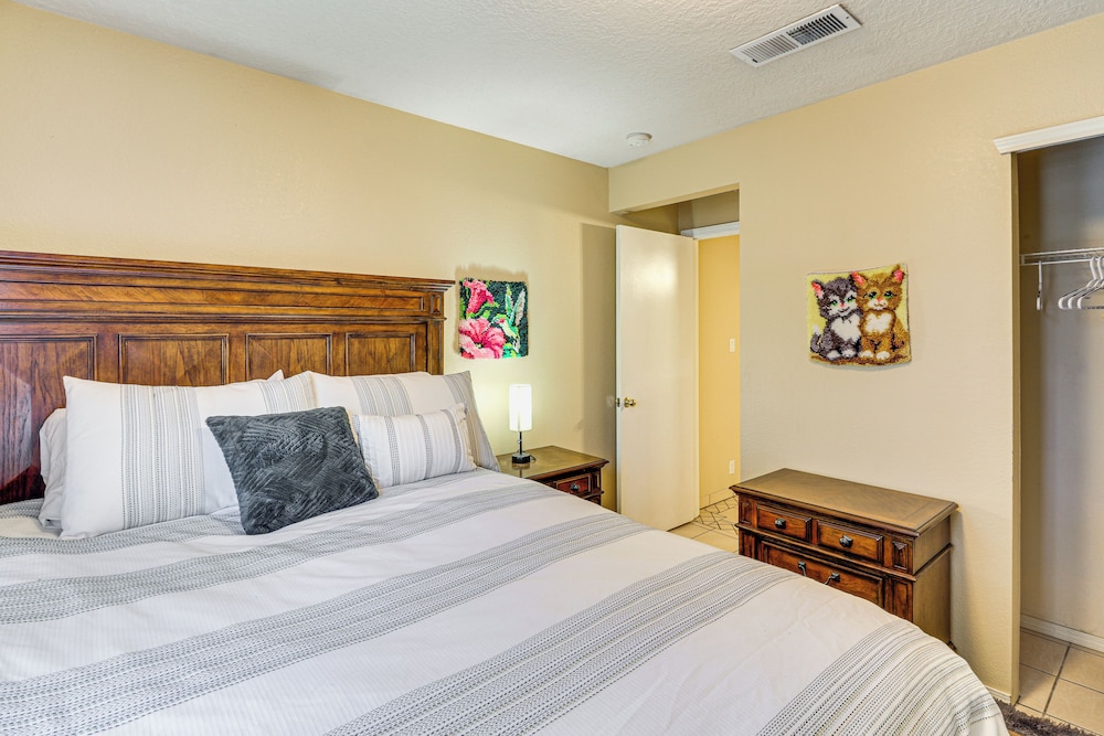 4 Mi to Old Town: Pet-friendly Home w/ Fenced Yard