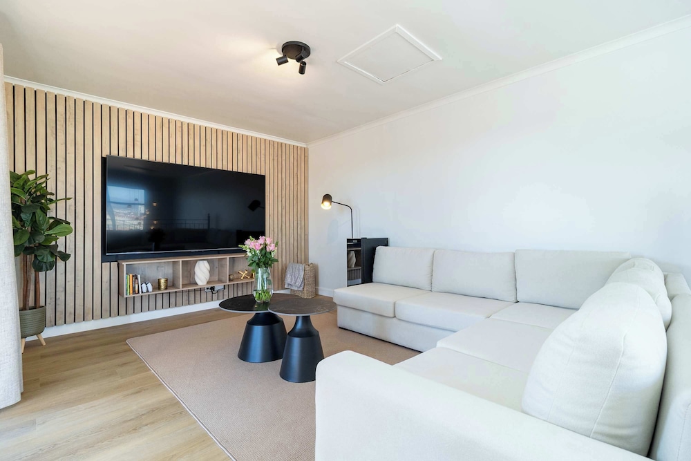 2 Bedroom, Mountain View Penthouse, Century City