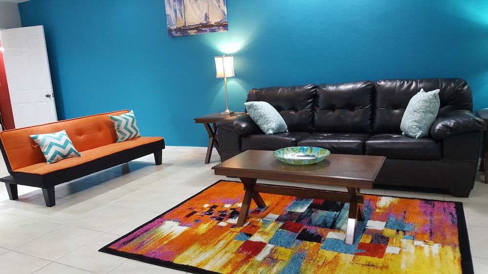 New Kingston Guest Apartment at Donhead