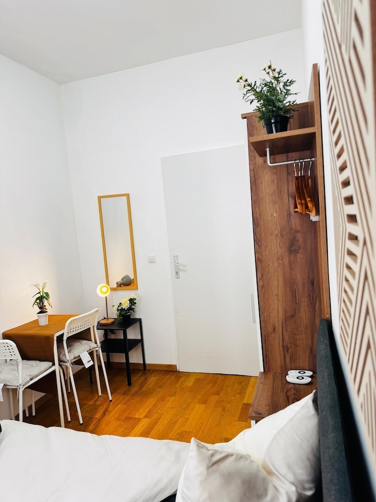 Comfy 4BR 10 Min Transport to Stadthalle