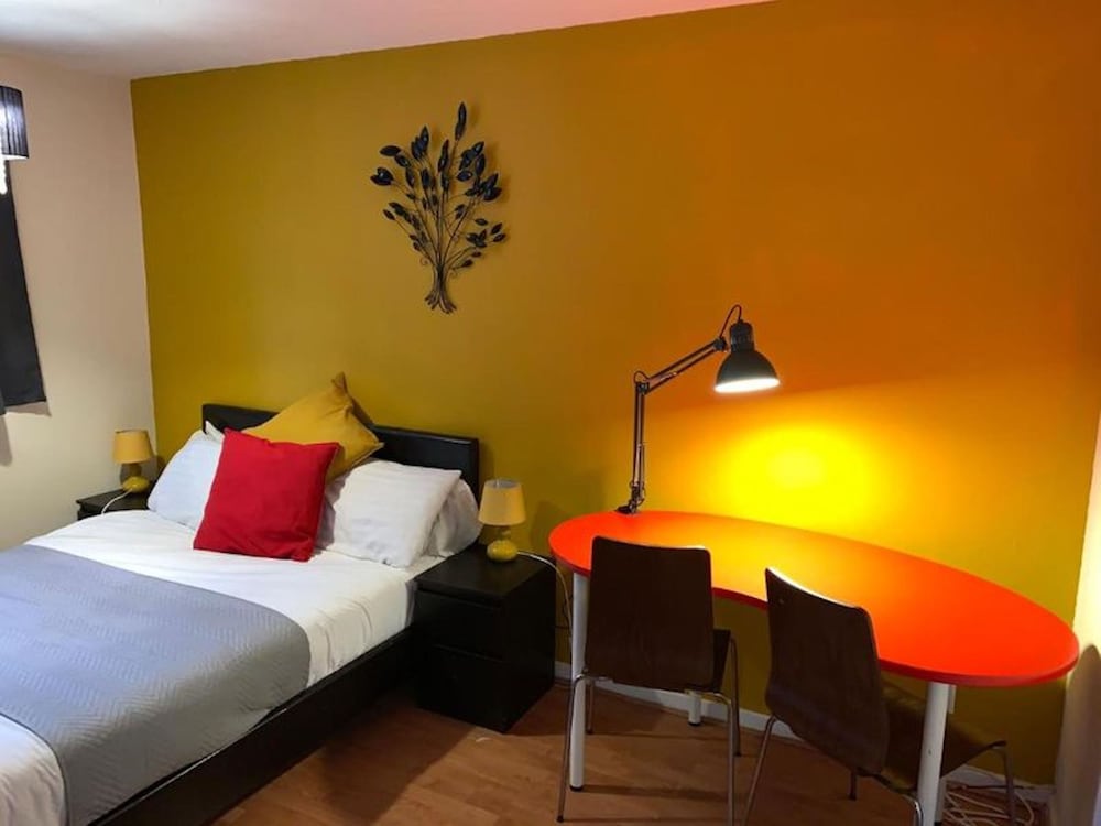 New Cross Mews 4 Bedroom 2 Bathrooms Fast Wifi Parking Sleeps up to 12 view 2