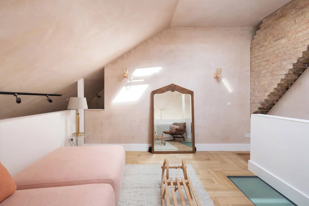 Rustic & Spacious 2BD Flat Near White City