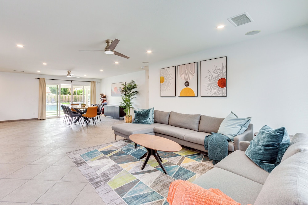 Outdoor Entertainment: Palm Springs Group Escape