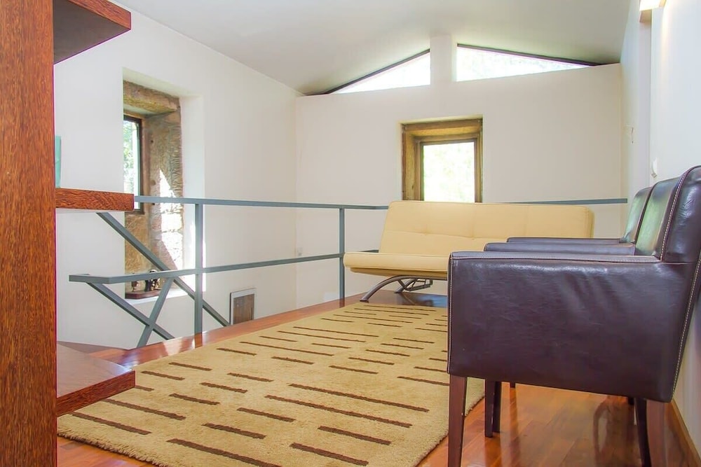 Liiiving in Caminha Oak Tree Chill House