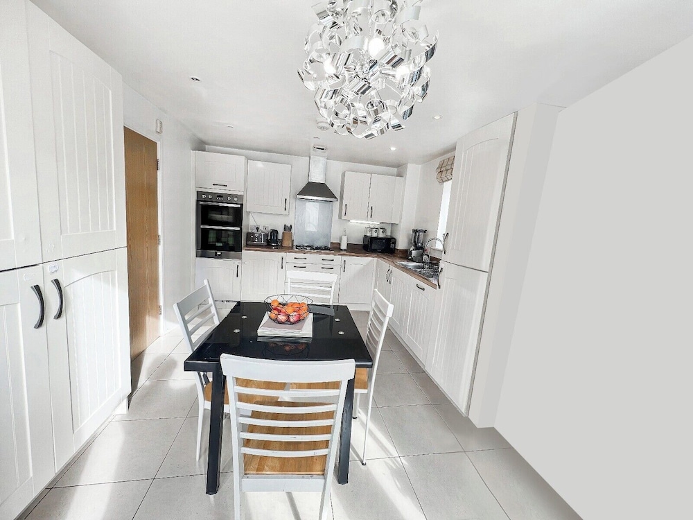 6 Bedroom House in Milton Keynes