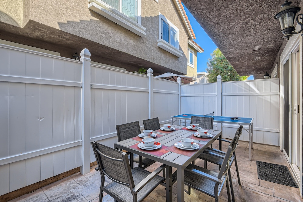 Stylish- Multi-level- Patio- Games - Fast Wifi-cm3