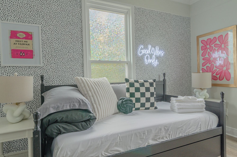 6-Bed Artistic Home with Game room