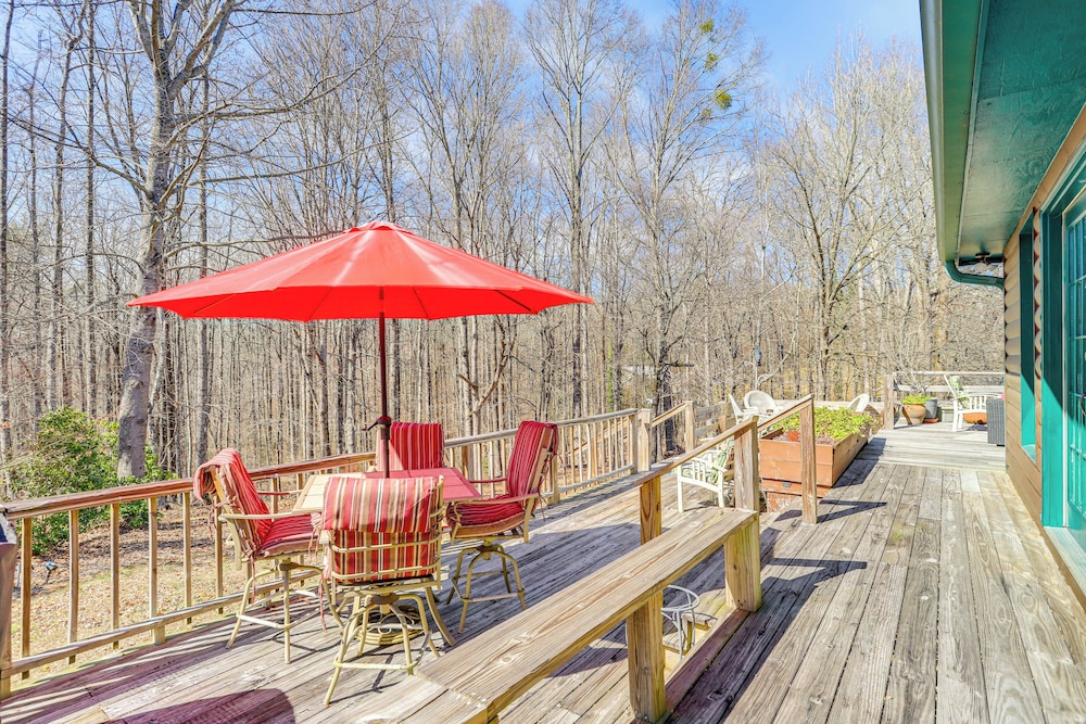 Large Deck: Luxe 6-acre Retreat in Dahlonega!