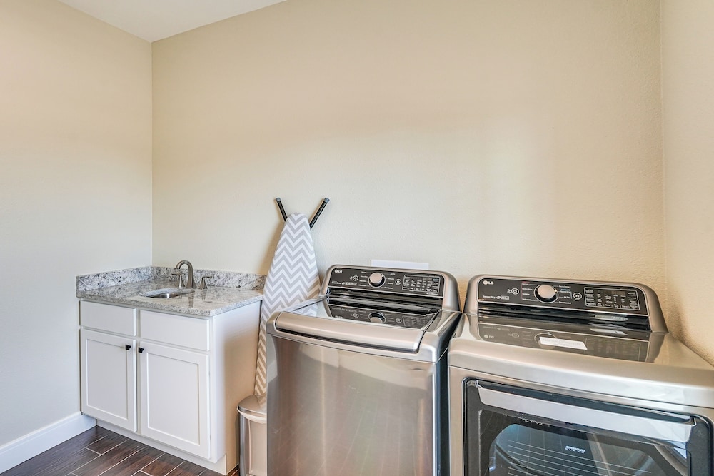 Golf, Shop & Explore: Home 5 Mi to Dtwn Midland!