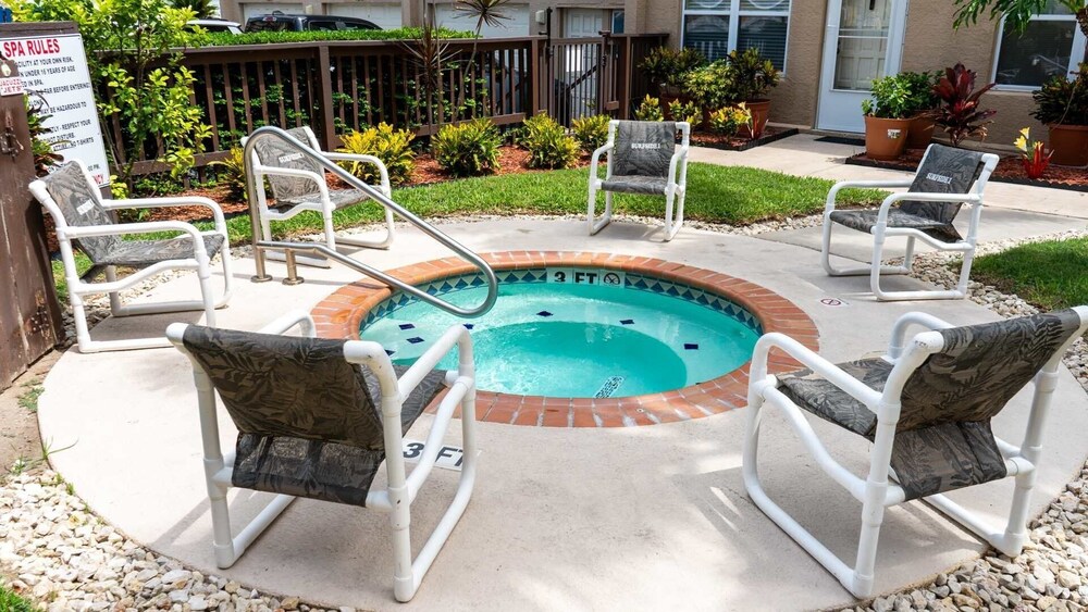 Cozy Family Retreat Steps To Beach Pool / Hot 2 Bedroom Apts