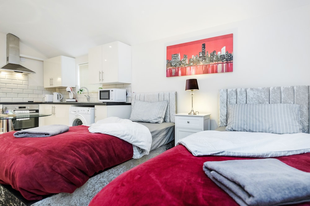 Bedford Hospital Studio Apartment - Victoria D view 2