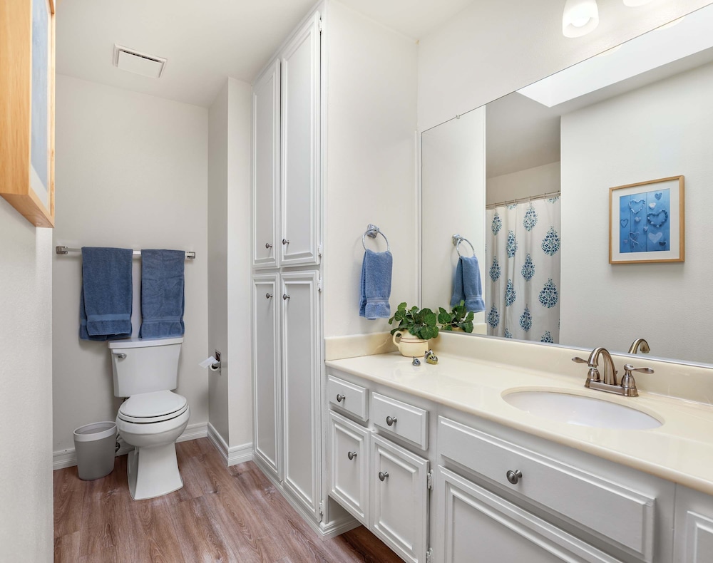 Spacious Single-story Condo With Golf Course Views