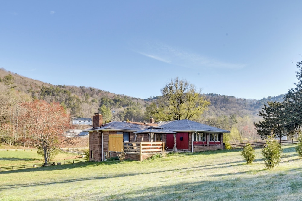 Pet Friendly Home w/ Hot Tub, Patio & Game Room! view 4
