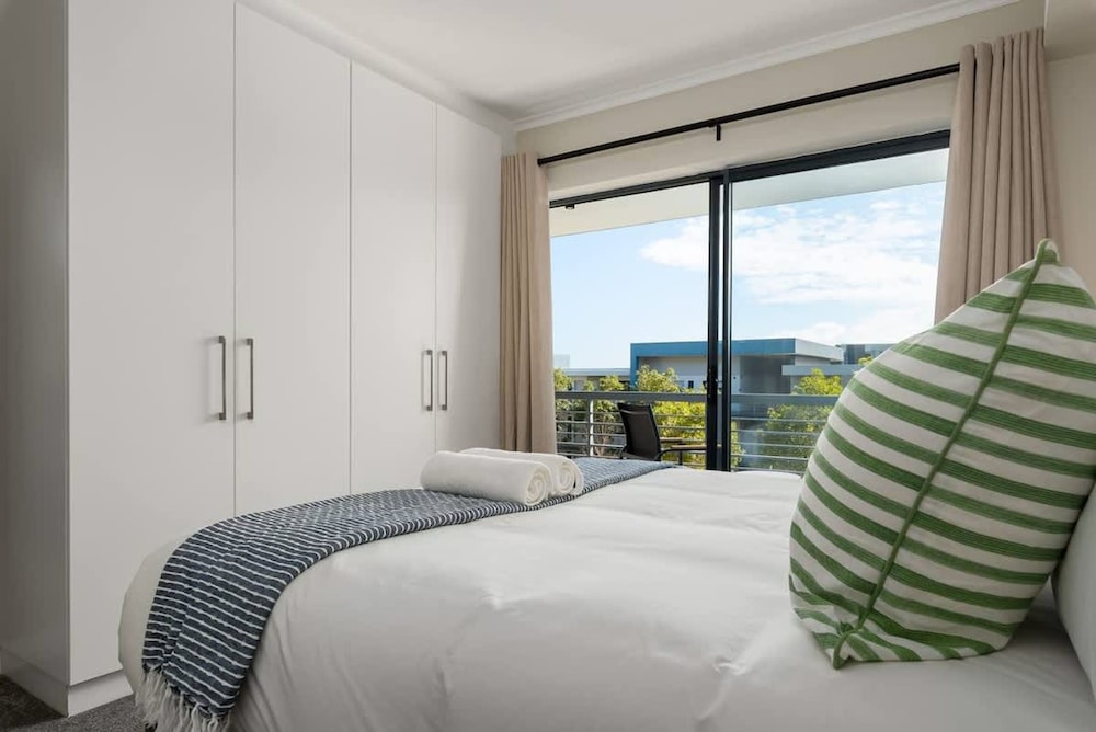 Modern 2 Bed Century City Apartment Pool Braai