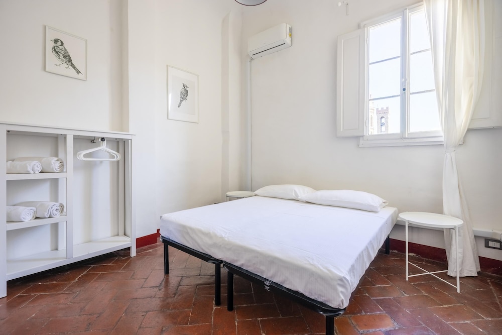 Cerchi 3 in Firenze With 2 Bedrooms and 1 Bathrooms