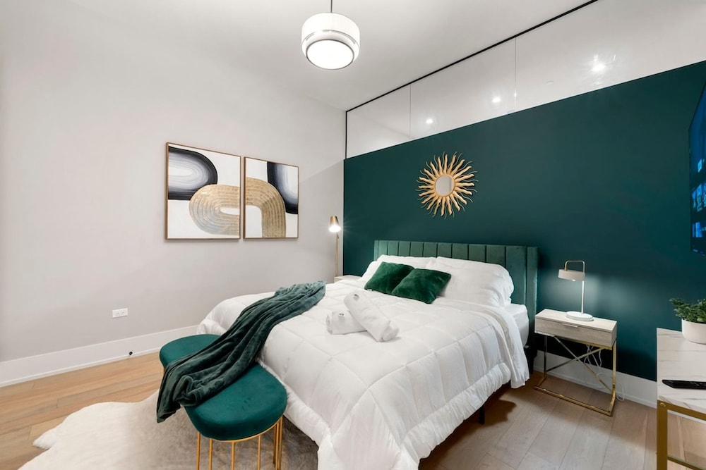 Chic 2BR 2BA Condo w Balcony - River North Chicago