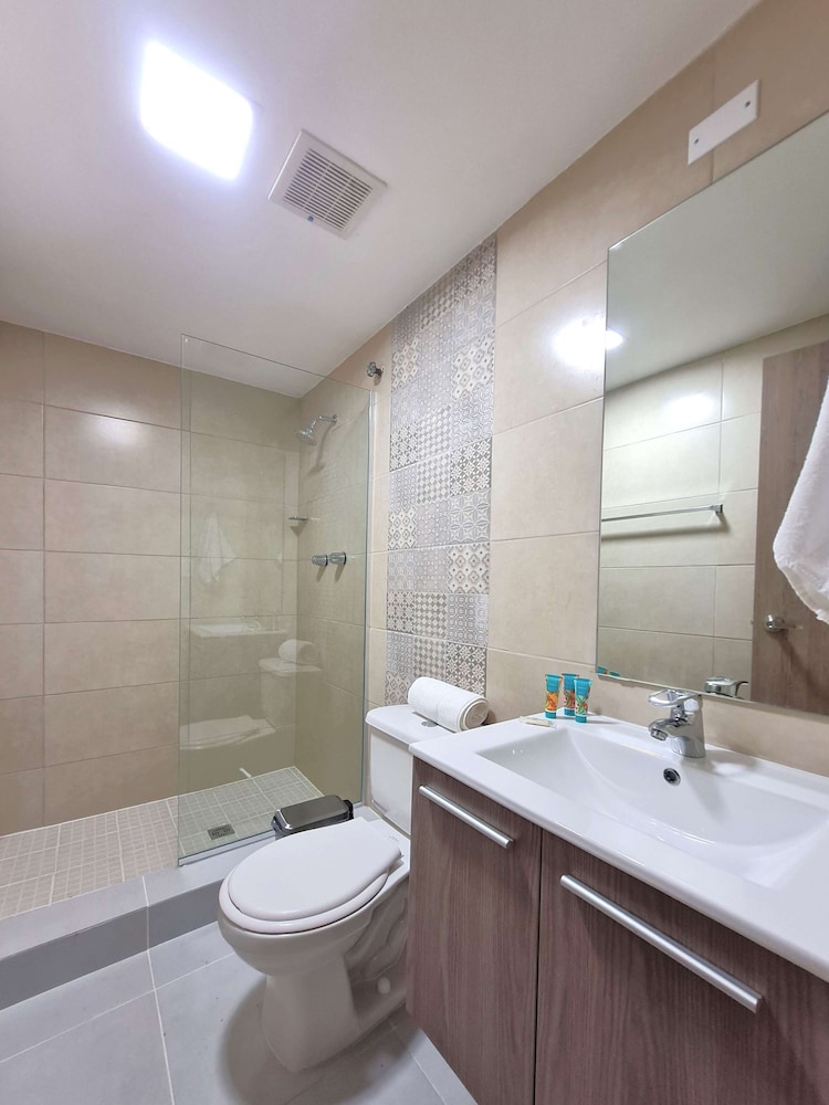 w Modern 2BR In La Cresta