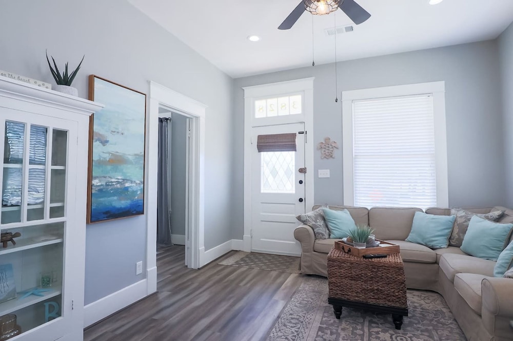 Vibrant Bungalow 2 Minutes to the Beach