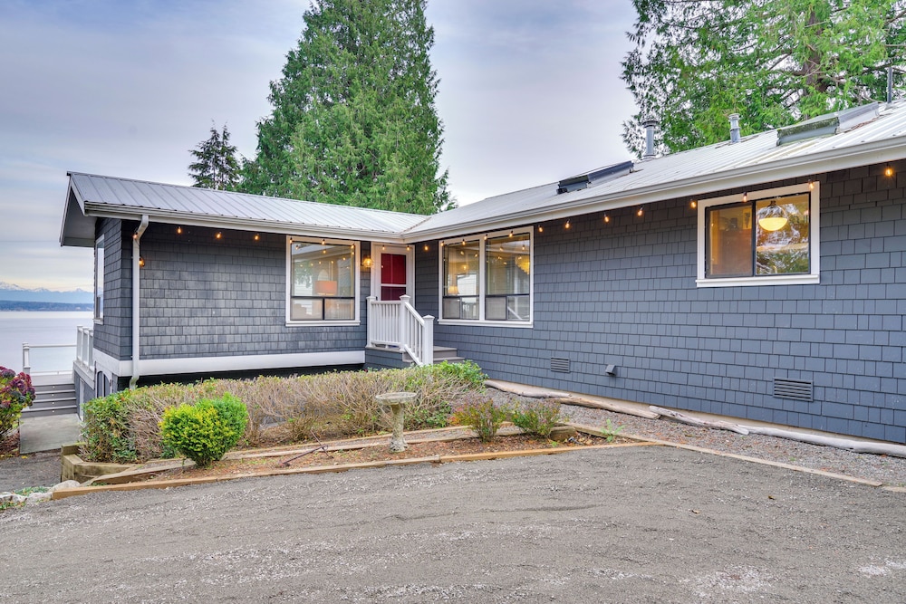 1/4 Mi to Beach: Family Home w/ Spacious Deck!