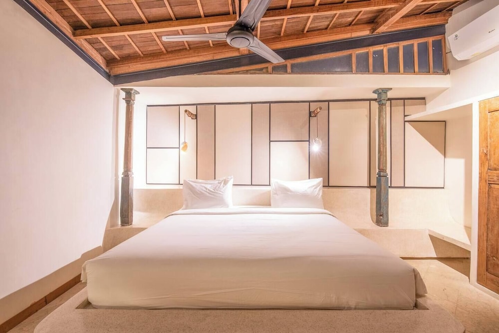 Modern 2-br Art Deco Villa, 800m From the Beach