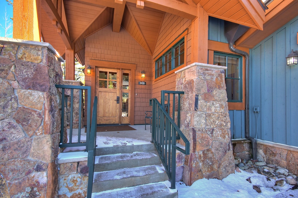 Premier 2-story Townhome Minutes From Winter Activities 3 Bedroom Townhouse by RedAwning