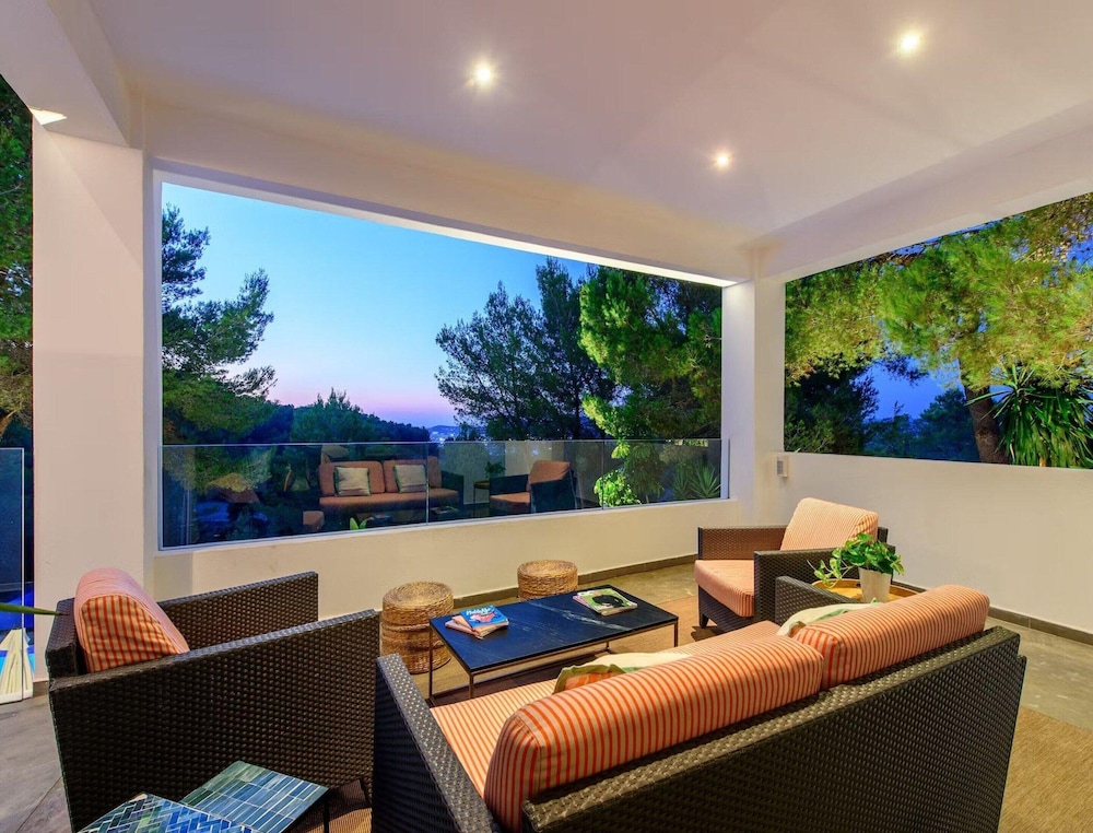 Modern Holiday Home With Sunset Views