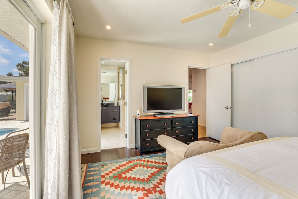 Poolside Oasis 6 Mi to Beaches: Sarasota Hideaway!
