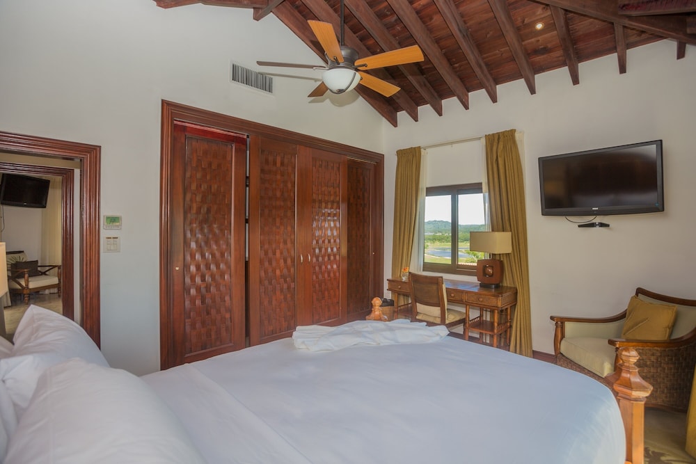 Pristine Bay 1108 4 Bedroom Home by RedAwning view 4