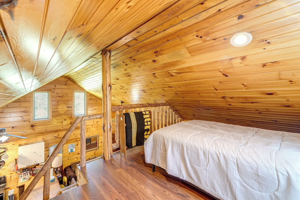 Rustic, Woodsy Cabin in Palestine w/ Pool Table!