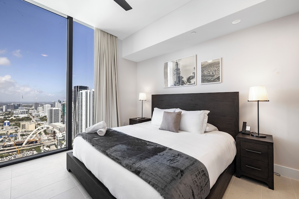 Lux Studio W City Views and Pool