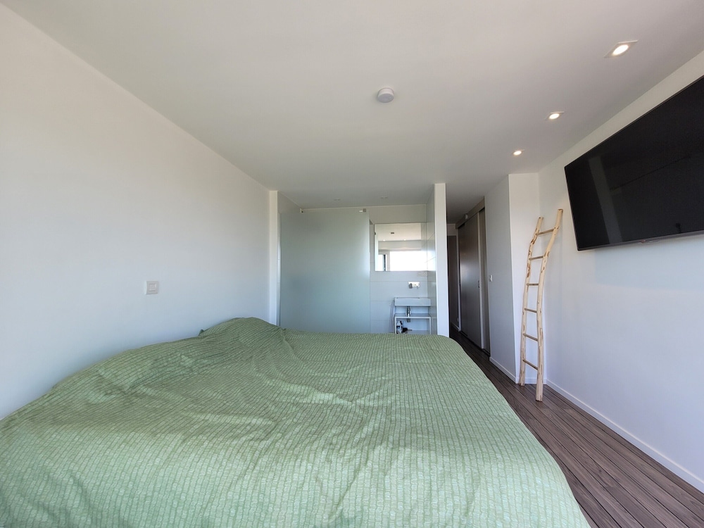 Sea View Apartment by Beach
