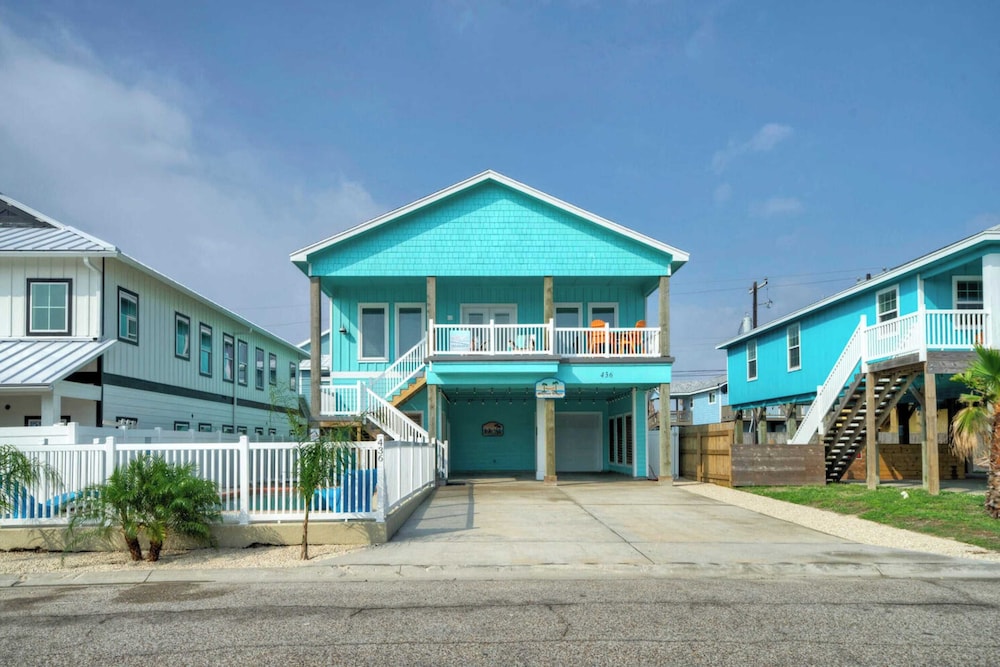 Sleeps 21, 2 Homes 2 Private Pools, Fire Pit, Swing Bar Walk to the Beach