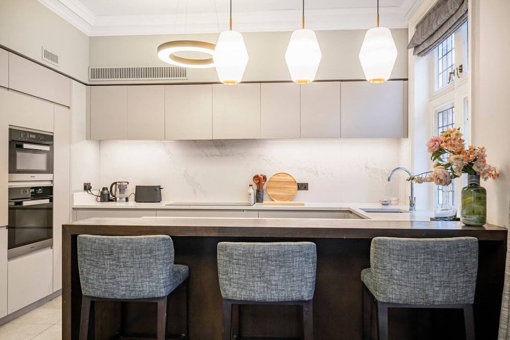 Mayfair Home Private Parking Central AC