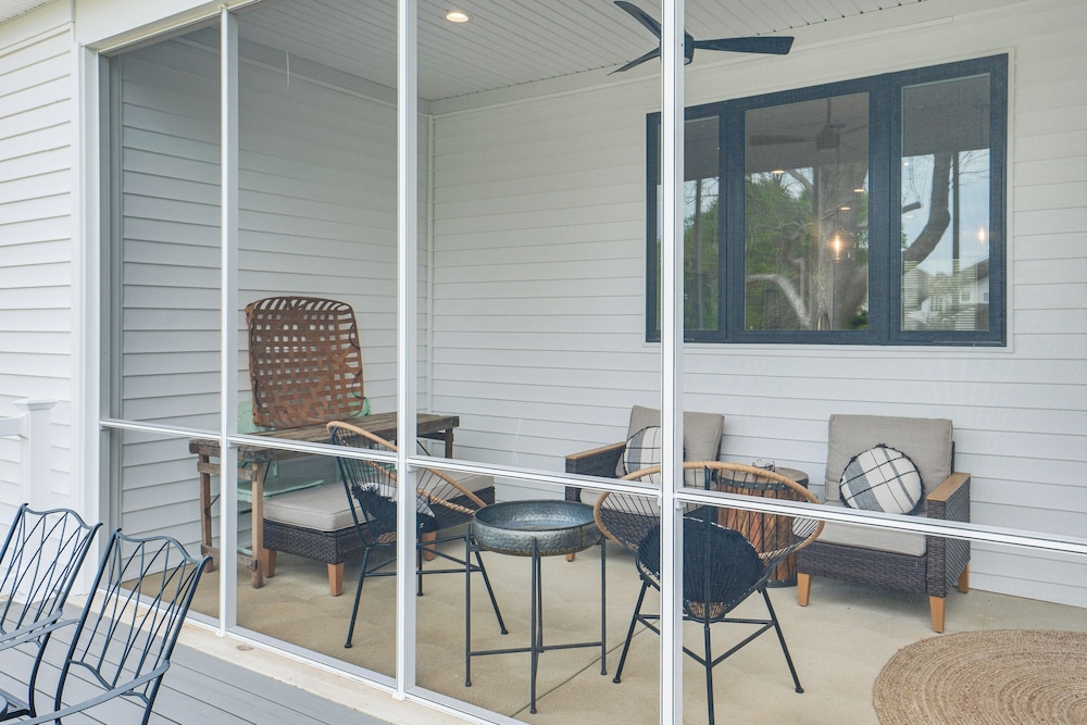 Walk to Lake Erie: Sleek Retreat w/ Screened Patio