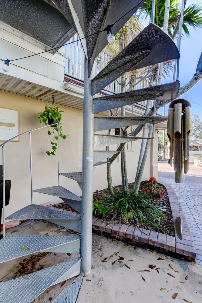 Simple Rooftop Gem 2 Blocks 2 Beach Pets Allowed