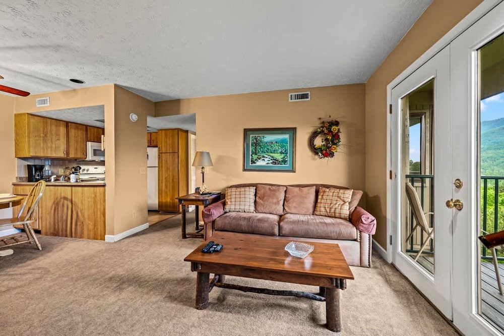 Hot Tub Heated Pool Mountain Views Sleeps 6
