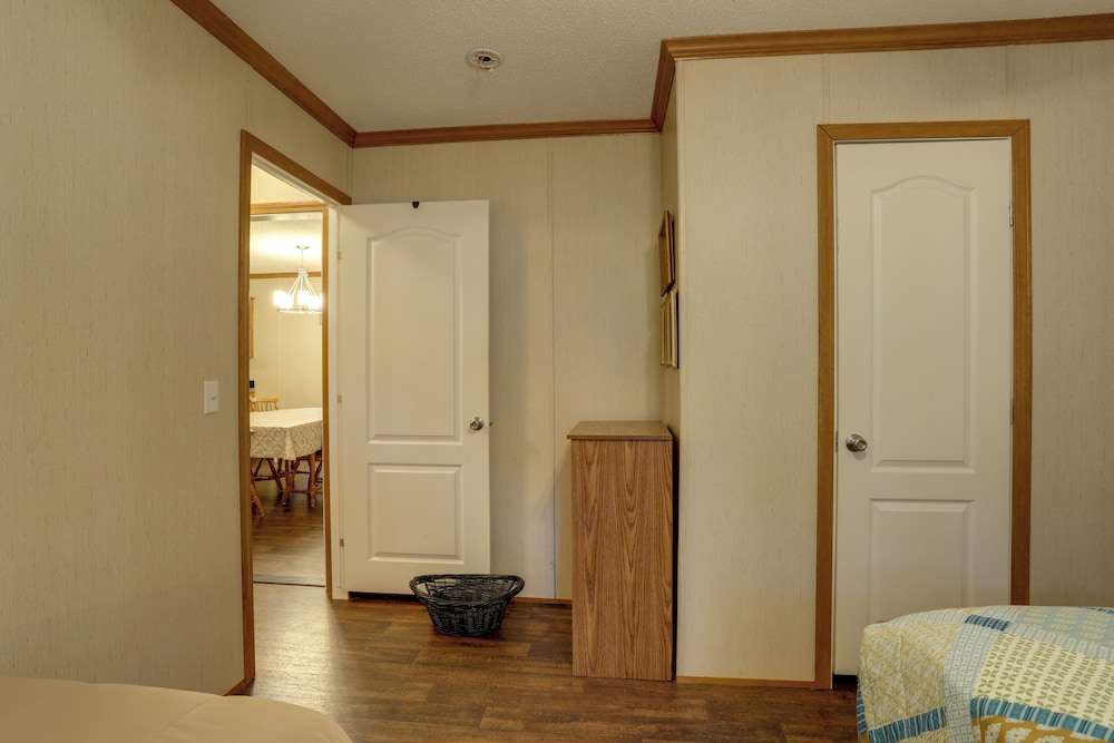 Greers Ferry Lake Access: Cabin w/ Boat Slip!