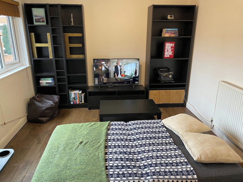 London Apartment - Sleeps 3-city Escape- Balcony