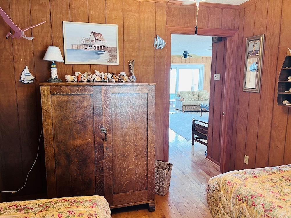 Fore Shore West- 4 Bedroom Home by RedAwning