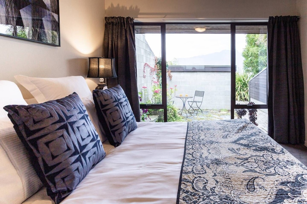 Spacious Alpine Lake View Townhouse Walk TO Town view 4
