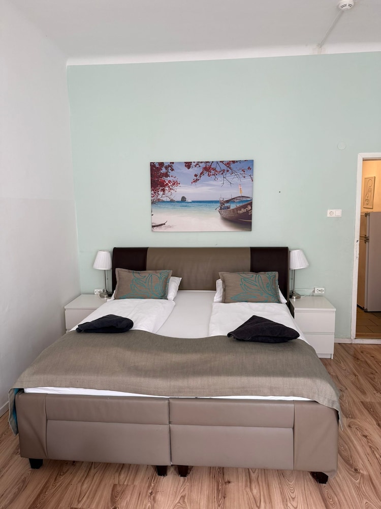 Modern 2BR Apt Steps from Westbahnhof