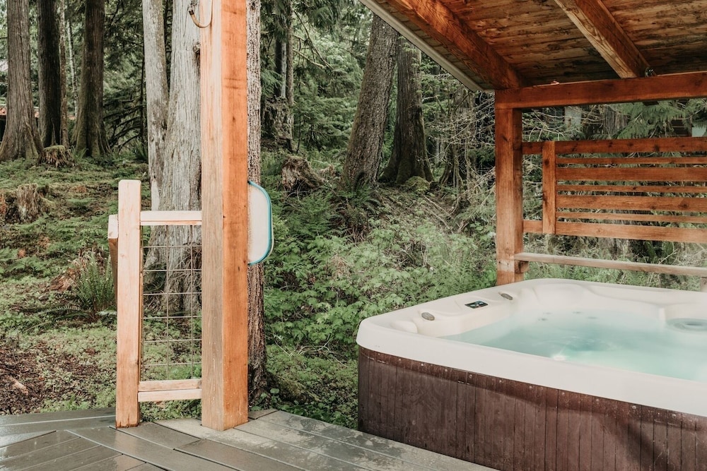99mbr - Hot Tub - Wifi - Pets Ok - Bbq - Sleeps 6 2 Bedroom Home by RedAwning