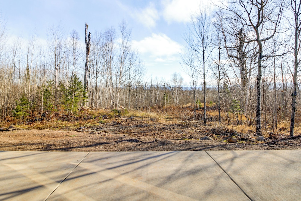 2 Mi to Lutsen Mtns: Modern Cabin w/ Fire Pit!