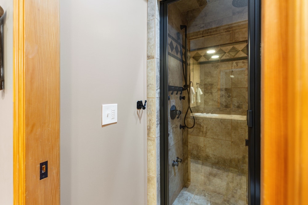 Deer Lake Village at Deer Valley Resort - Three Bedroom Condo with Loft and Hot Tub #2473 3 Condo