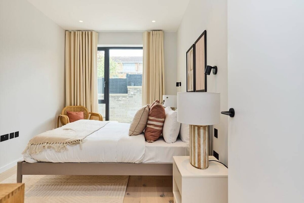 The Brondesbury Quarters - Modern 2bdr Flat With Balcony + Parking