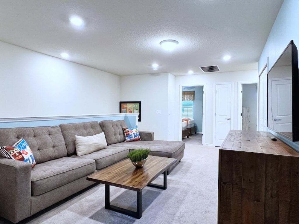 Large 5 Bed Family Townhome With Splash Pool 5 Bedroom Townhouse